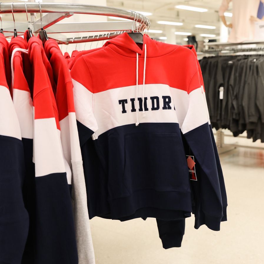 Trendy hoodie in red, white and navy blue | Gekås