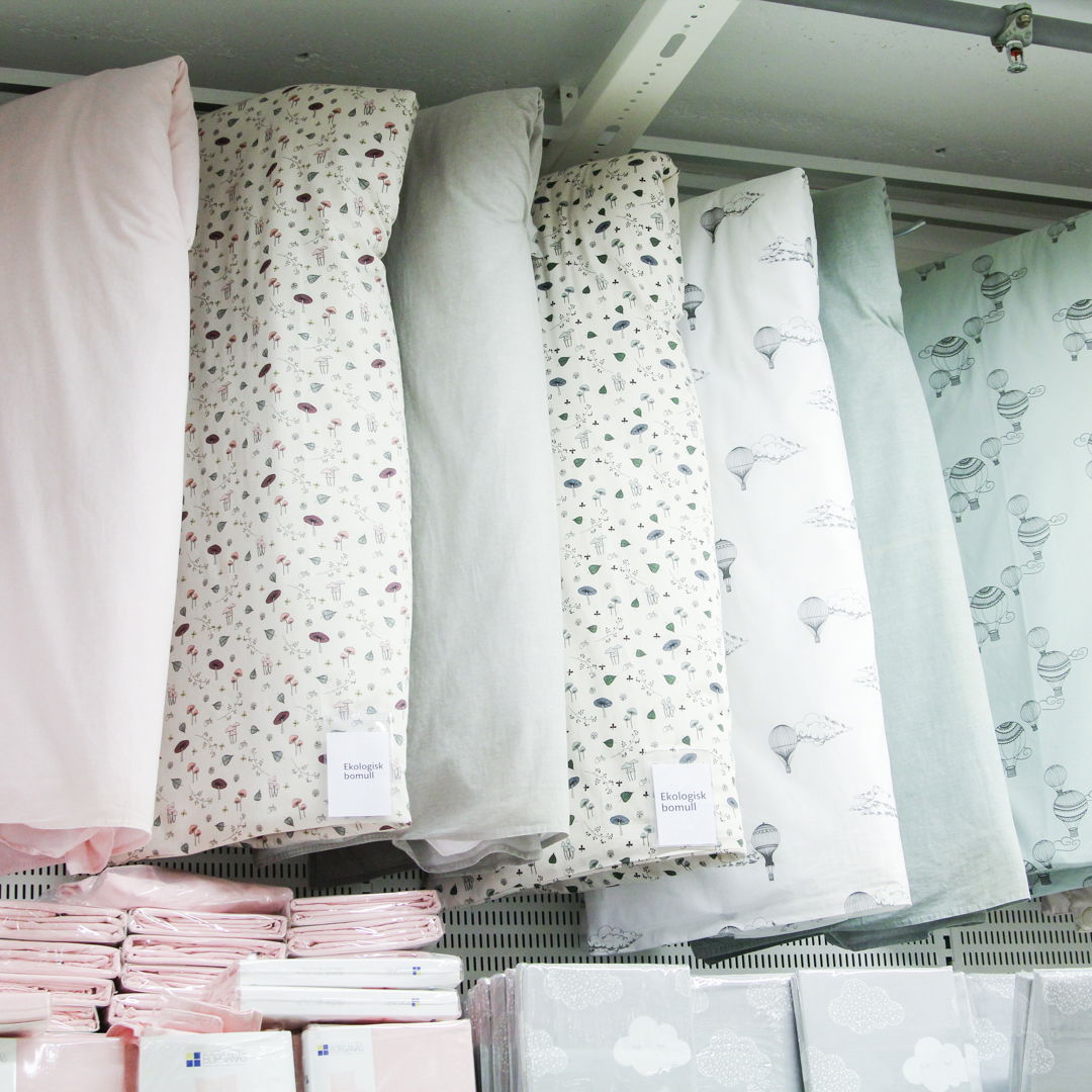 Nice linens for the cot Gekås